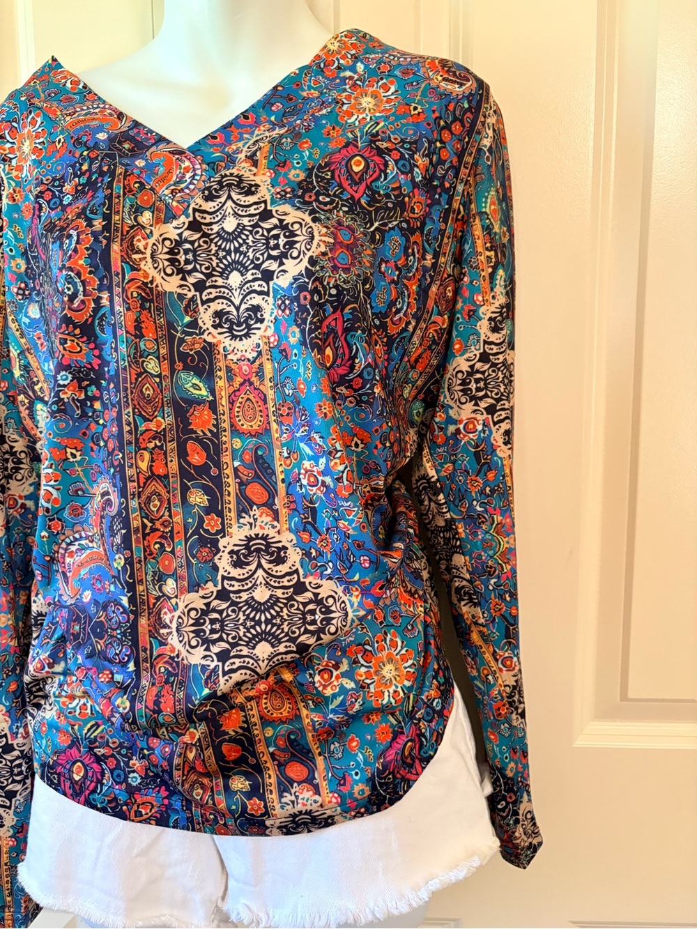 NWT, Vibrant Blue Paisley Print V-Neck Women’s Top, size L - Picture 2 of 5